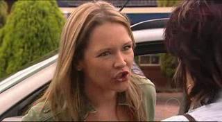 Steph Scully, Lyn Scully in Neighbours Episode 